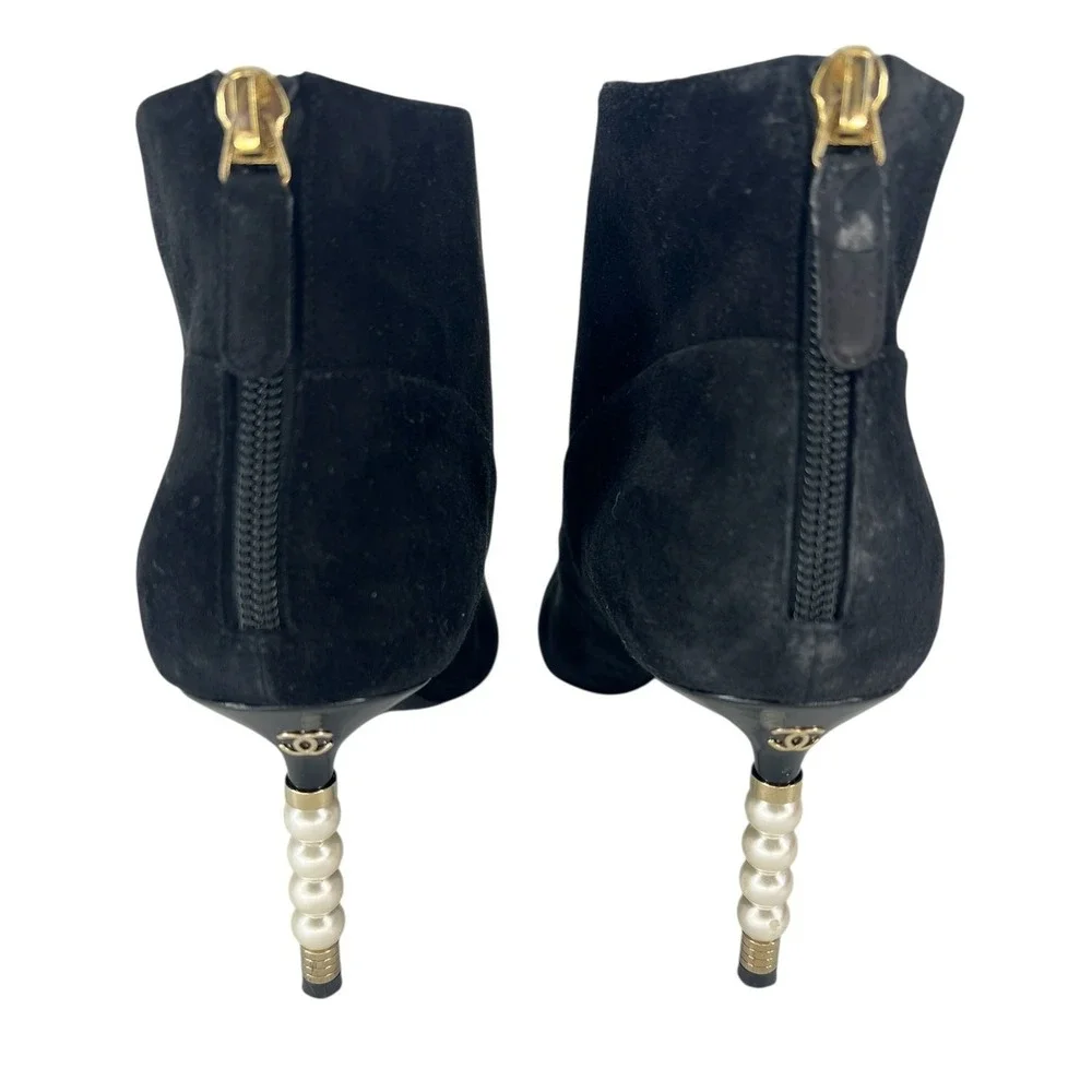 Chanel 2020 CC Suede Pearl Heel Cap Toe Logo Boots Black Size 40.5‎